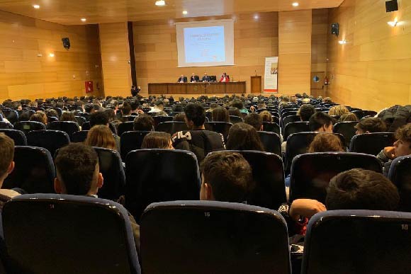 imagen del salón de actos de la Facultad de Economía y Empresa de la Universidad de Salamanca durante la celebración de las Quintas Jornadas de educación Financiera, 