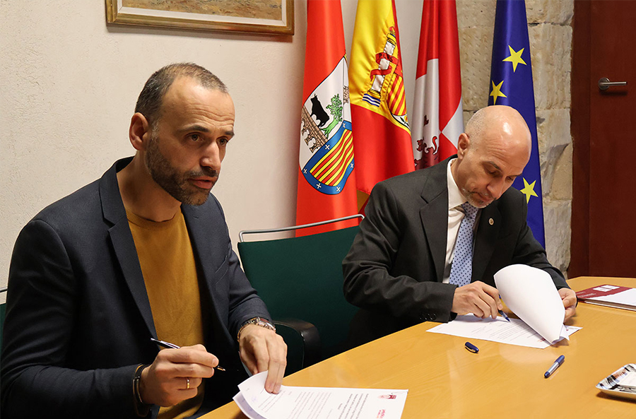 Foto: Firma del convenio de colaboración. Pedro Lechuga Mallo (izqda.) y Óscar González Benito.