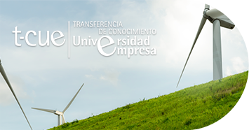 Primer premio en el concurso Iniciativa Campus Emprendedor 2022. Colinas verdes con molinos de viento y el logo del proyecto TCUE