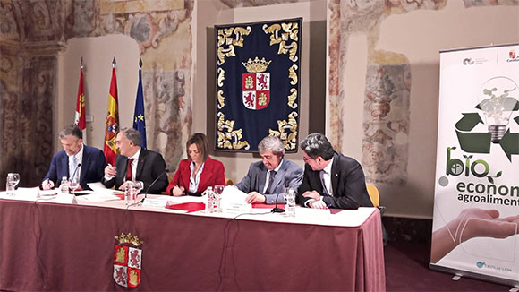 foto de la firma de convenios en la conserjería de Agricultura y Ganadería