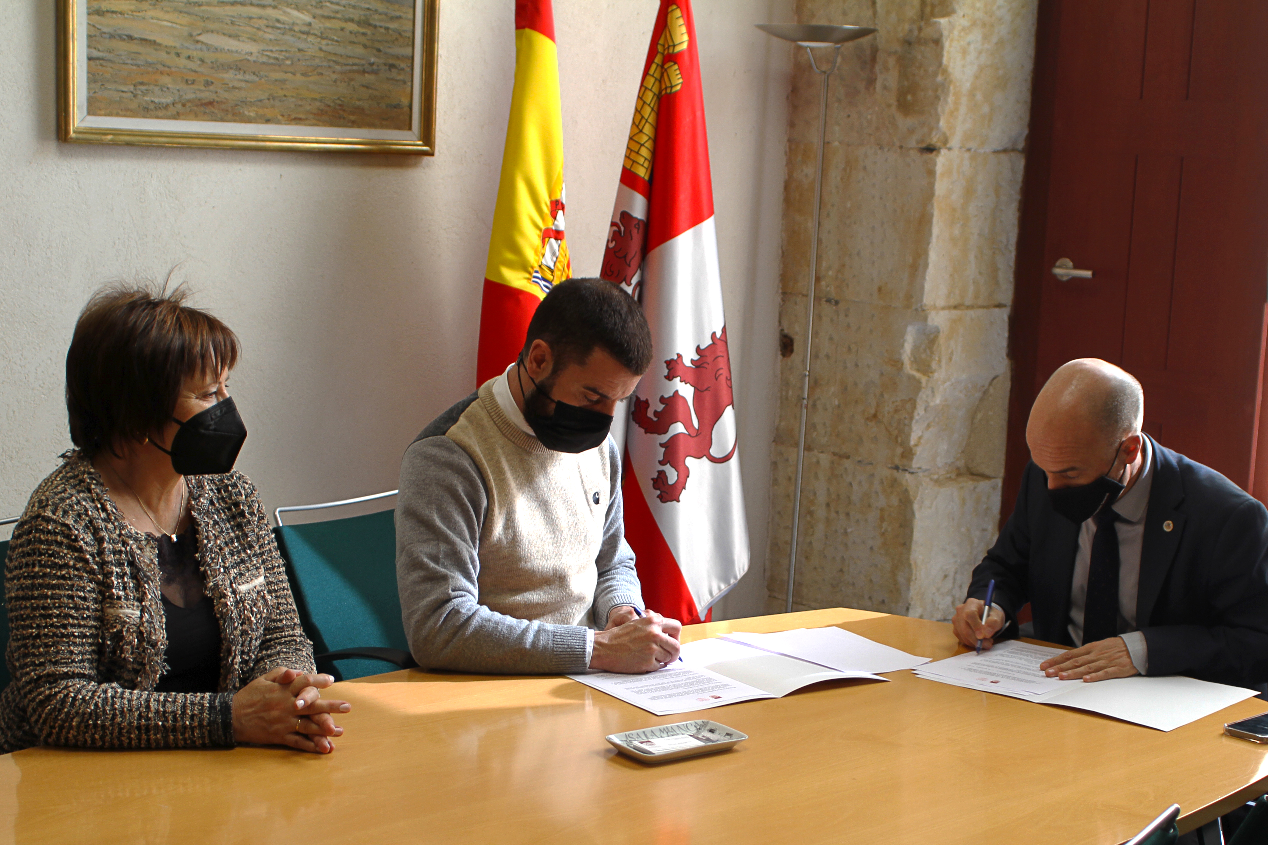 Firma del convenio de colaboración entre la Fundación General de la Universidad de Salamanca y la agrupación belenista La Morana de Zamora