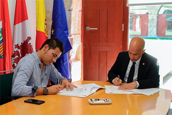 Imagen del director de la Fundación General de Salamanca, Óscar González Benito, y el director de Control Energía, Roberto de Dios García, firmando el convenio 